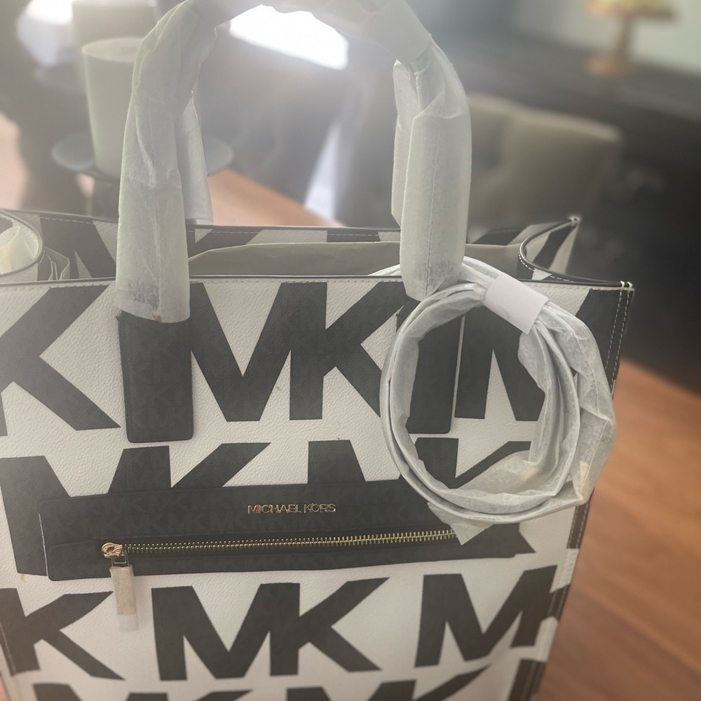 Michael Kors Kenly Signature Tote
